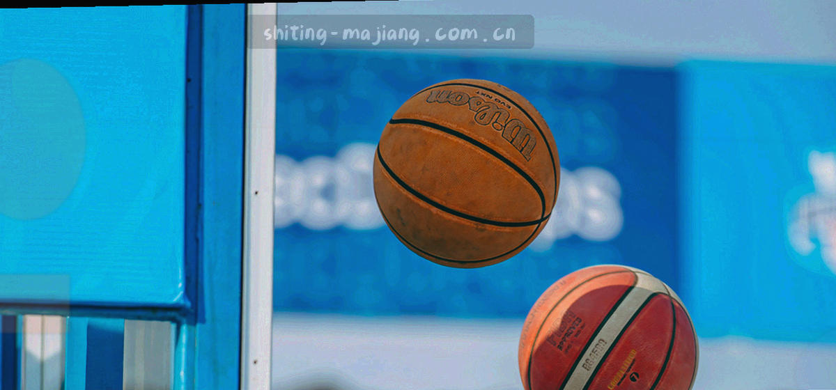会馆值班台一角，便签本与签字笔放在牌桌边，光线安静