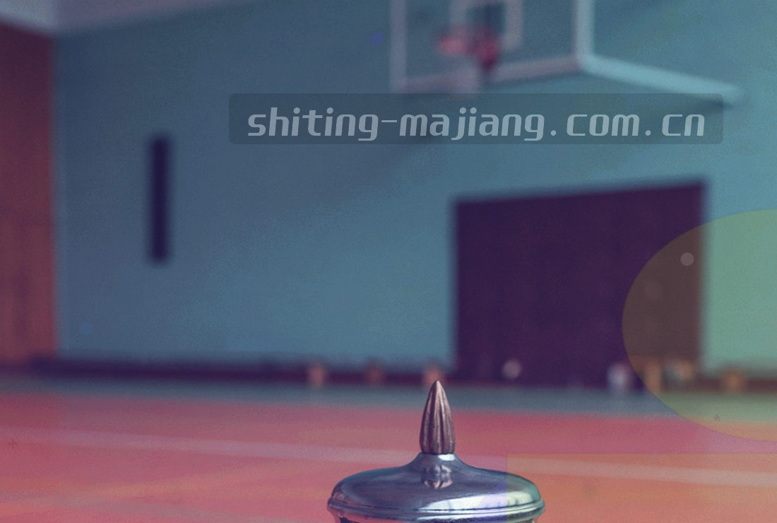 会馆内多张牌桌按行列排布的空间俯拍，可见座椅与通道，光线偏暖