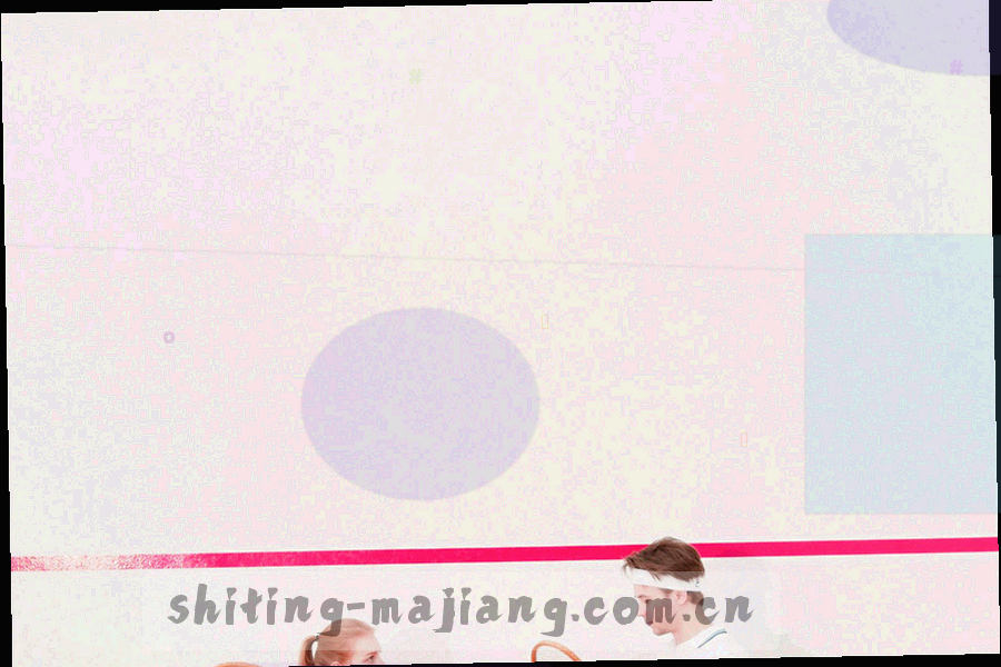 牌具与托盘的特写，表面有细密纹理，光线克制